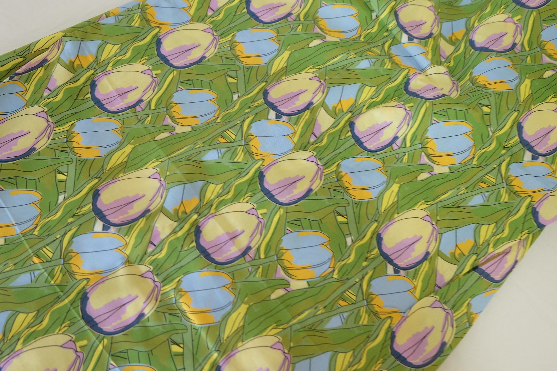 Tulip Garden Cotton Lawn Fabric – Retro Botanical Floral Print (1.9 yd Cut)