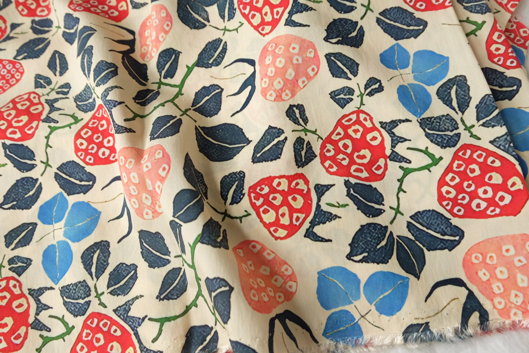 Strawberry Vine Cotton-Nylon Shirting Fabric — 2.19 yd