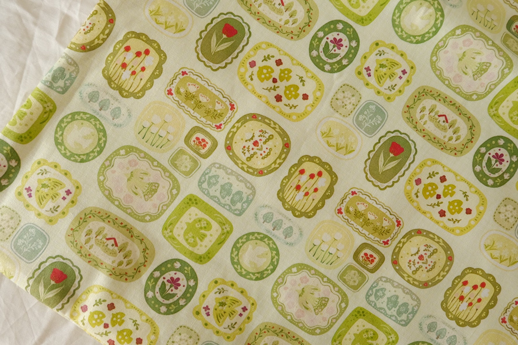 Stretch Linen Cotton Fabric with Green Plate Motifs - 2.2 yd