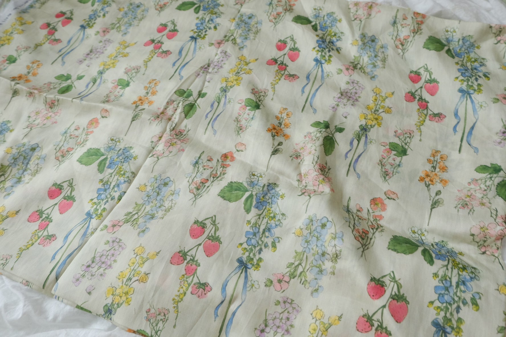 Strawberry Bouquet 80s Cotton Sateen Fabric — 1.64 yd