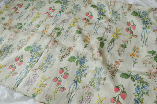 Strawberry Bouquet 80s Cotton Sateen Fabric — 1.64 yd