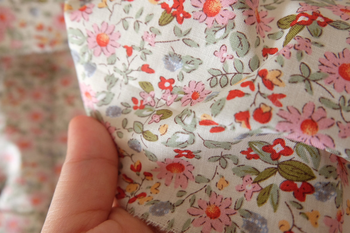 Pink Daisy Meadow – Vintage Floral Cotton Fabric – 3.28 yd