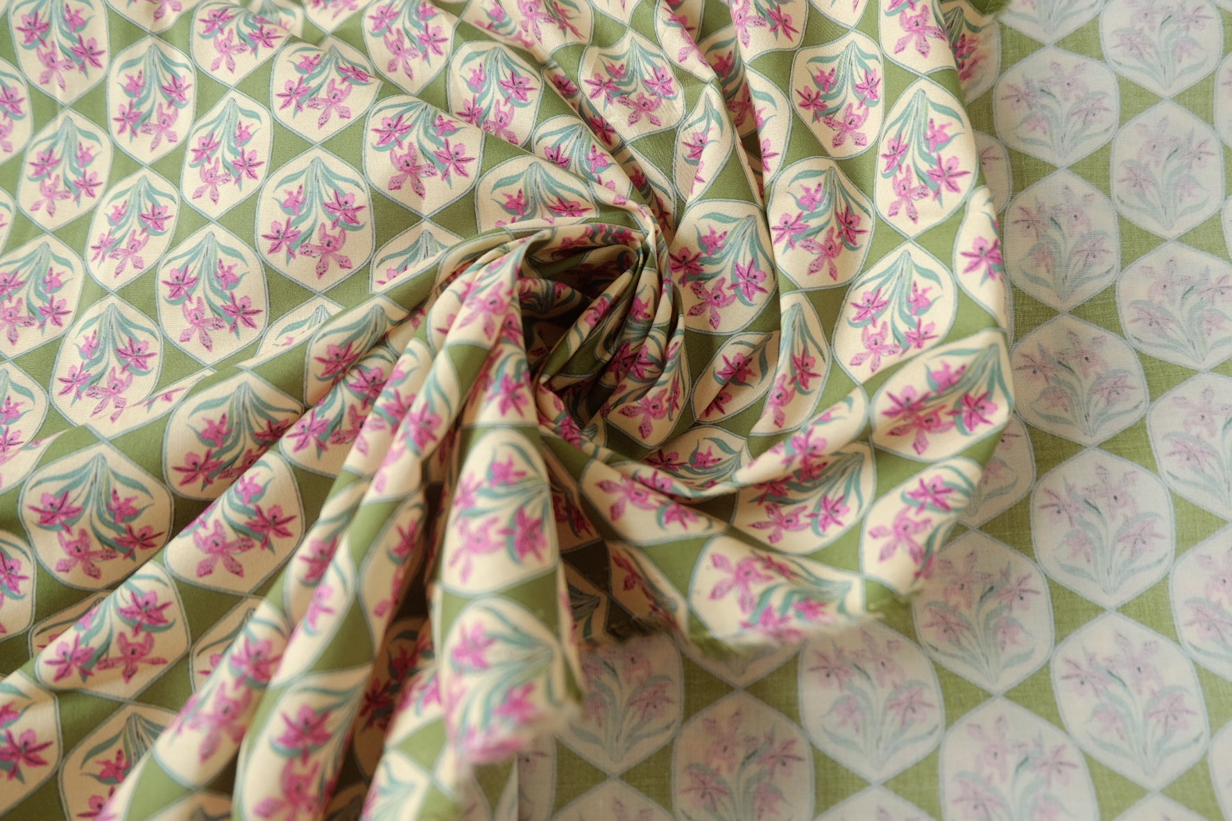 Vintage Floral Tile Cotton Poplin Fabric – Crisp 60s Cotton Shirting (3.28 yards)