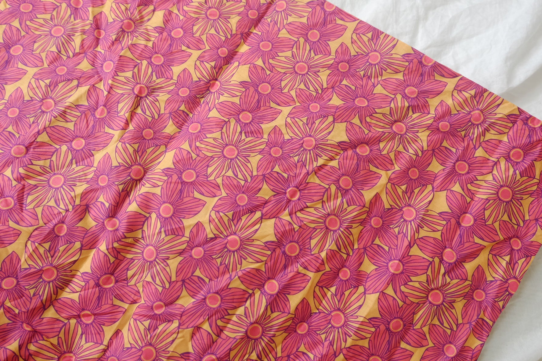 Retro Daisy Cotton Lawn Fabric - 1.20 yd