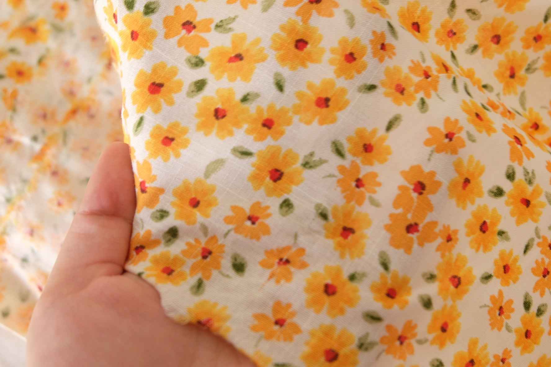 Textured Slub Cotton Floral Fabric – Small Daisy Print – 3.3 yd Cut