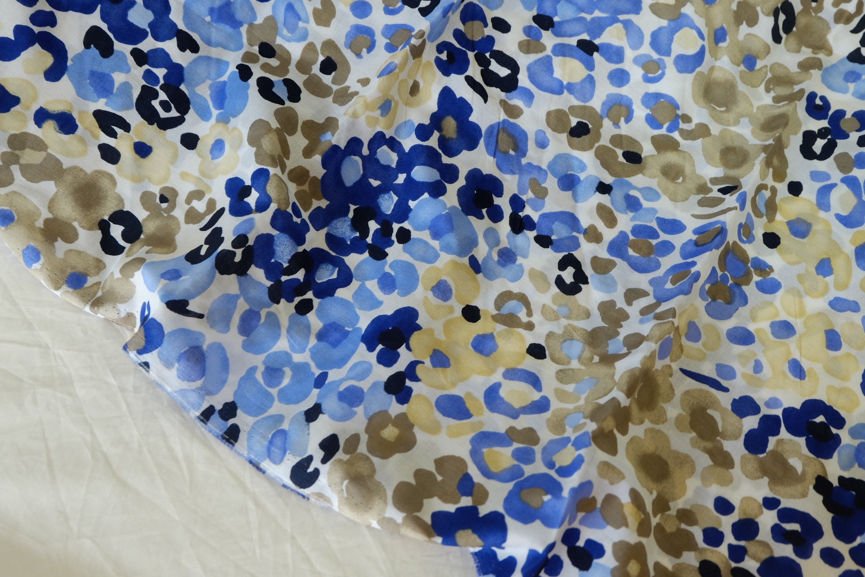 Blue Abstract Floral Lightweight Cotton Fabric – 3.3 yd