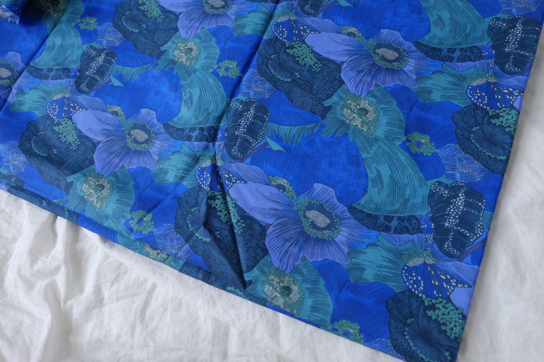 Blue Botanical 80s Cotton Lawn Fabric — 1.64 yd