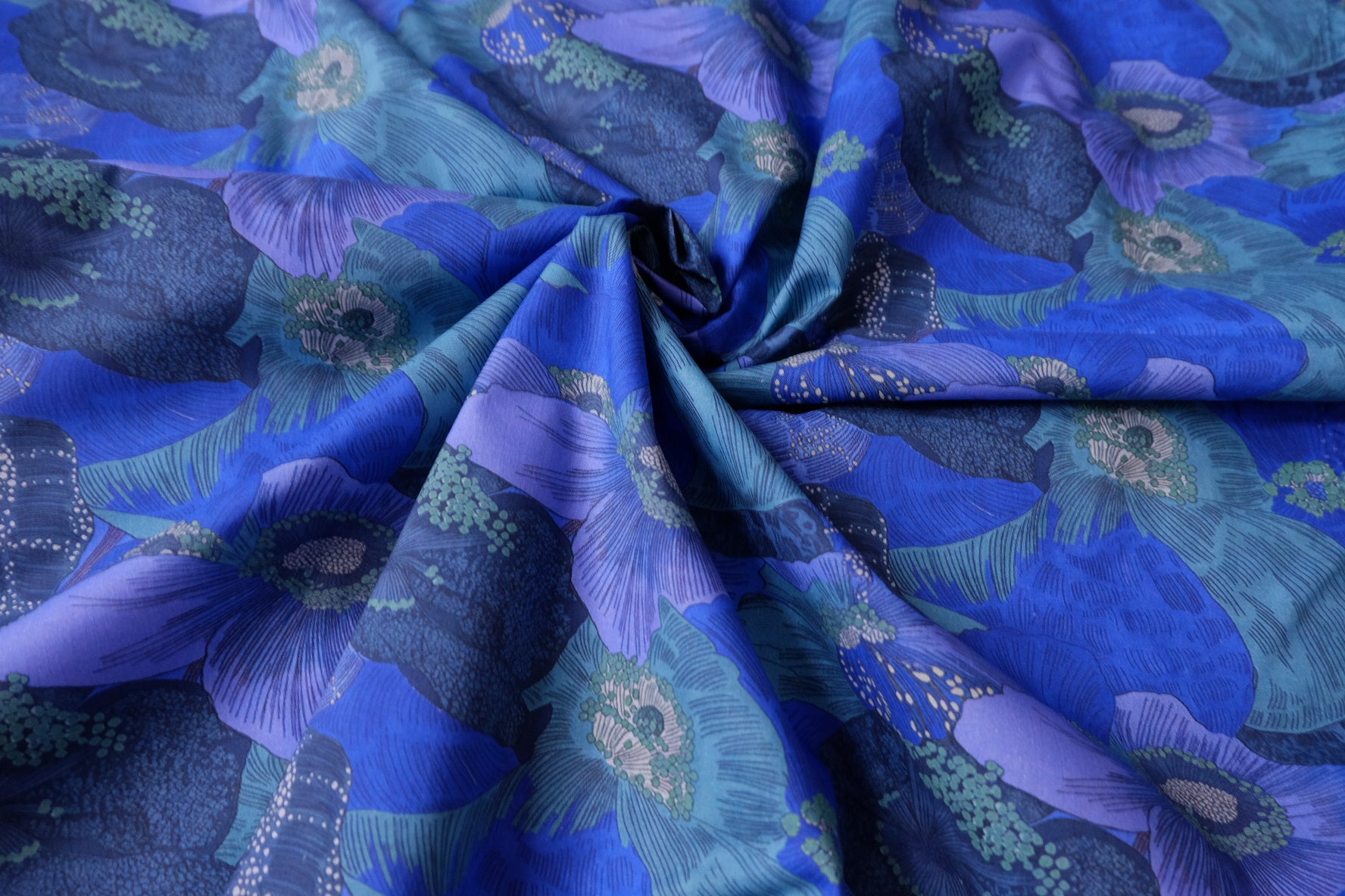 Blue Botanical 80s Cotton Lawn Fabric — 1.64 yd