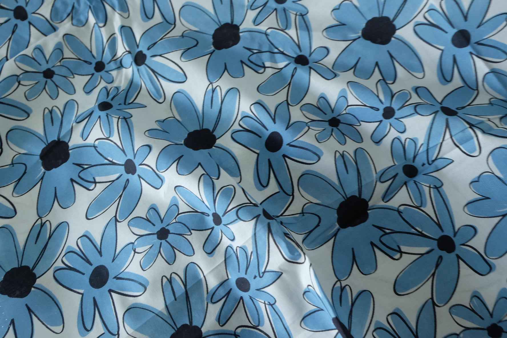 Blue Daisy Cotton Lawn Fabric – 2.0 yd