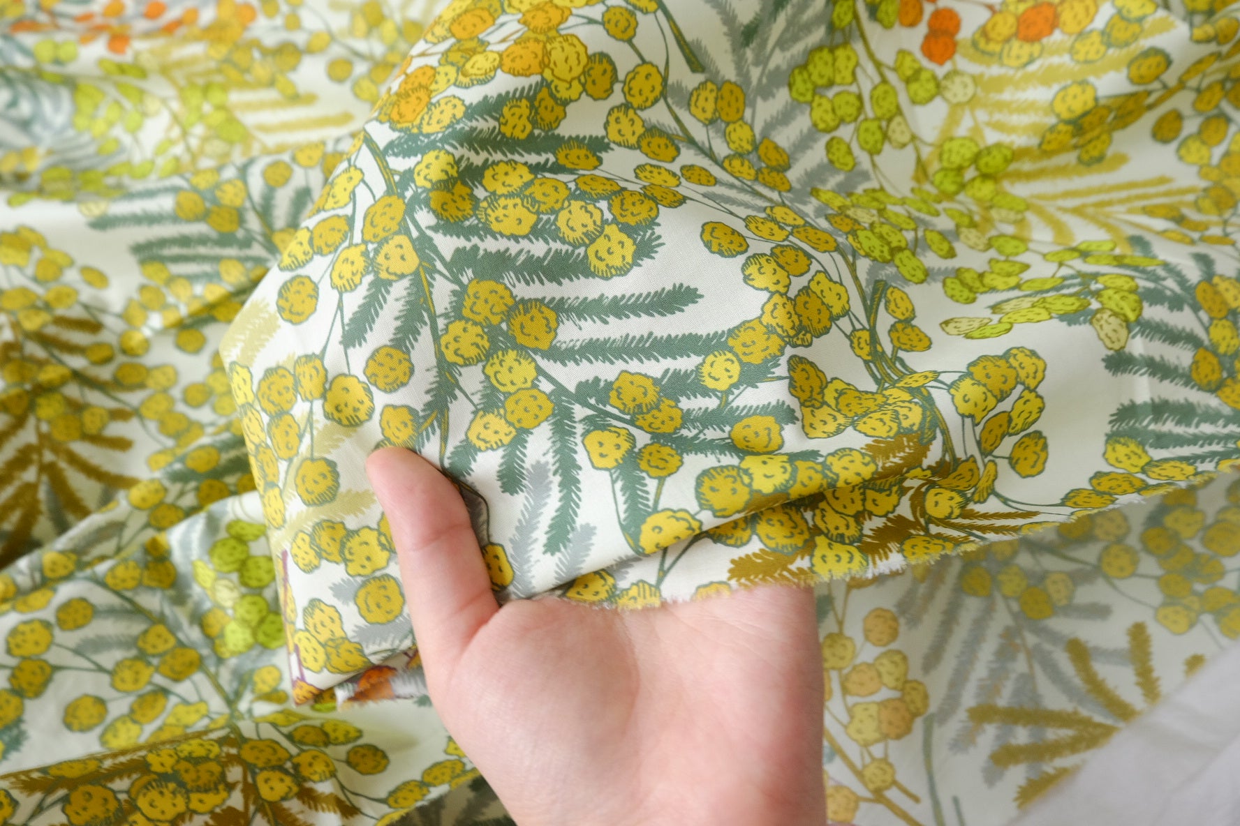 Mimosa Floral 80s Cotton Lawn Fabric — 1.64 yd