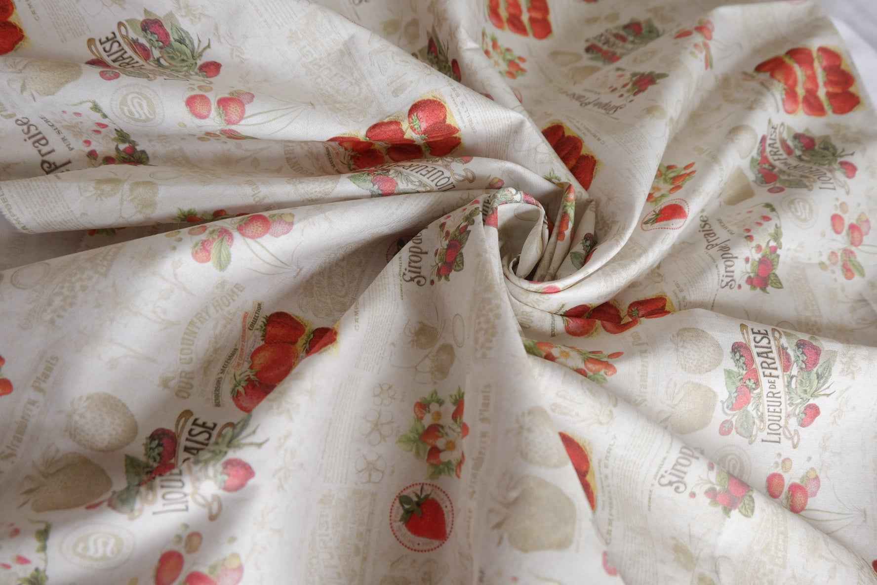 Vintage Strawberry Label 60s Cotton Poplin Fabric - 1.64 yd