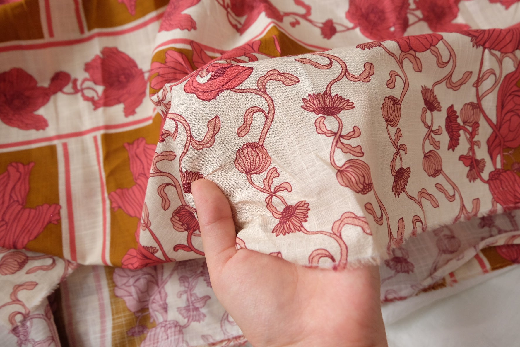 Framed Floral Cotton Linen Fabric – Soft Lightweight Fabric (2.3/3.28 yards)