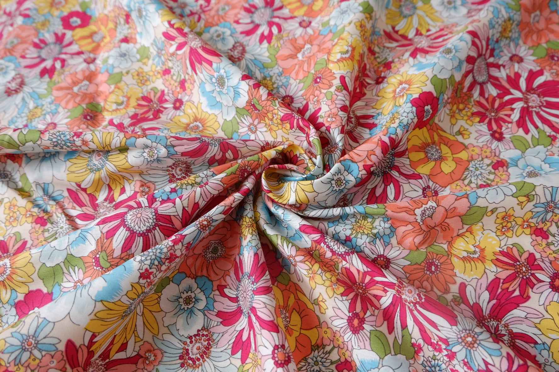 Vintage Summer Floral Cotton Poplin Fabric - 3.28 yd