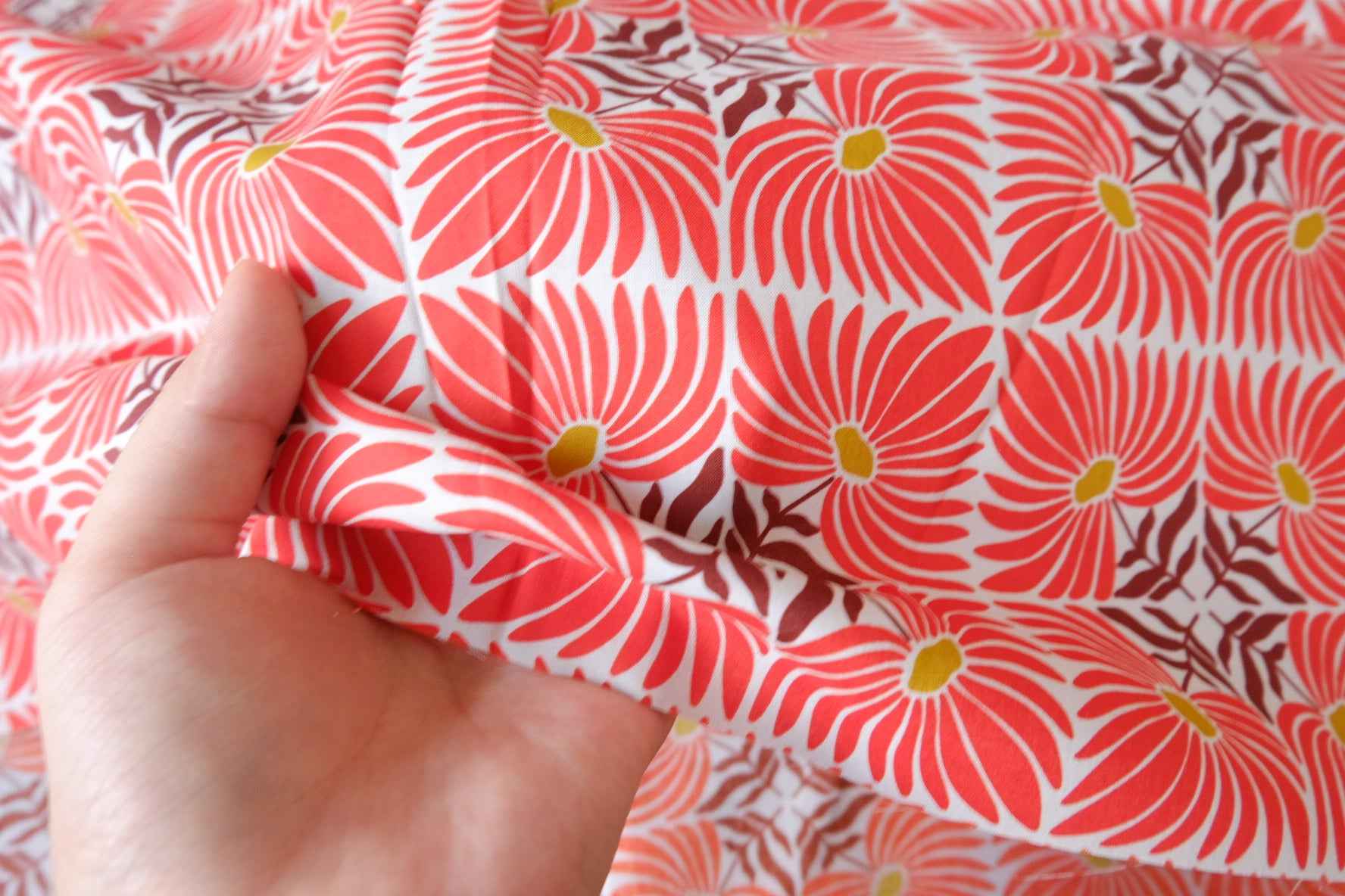 Red Graphic Daisy Cotton Fabric — 3.28 yd