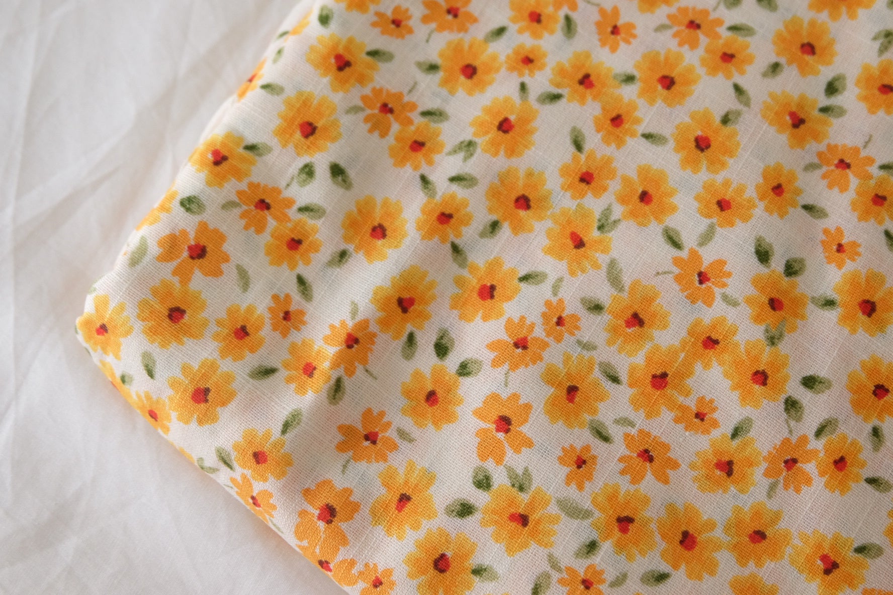 Textured Slub Cotton Floral Fabric – Small Daisy Print – 3.3 yd Cut