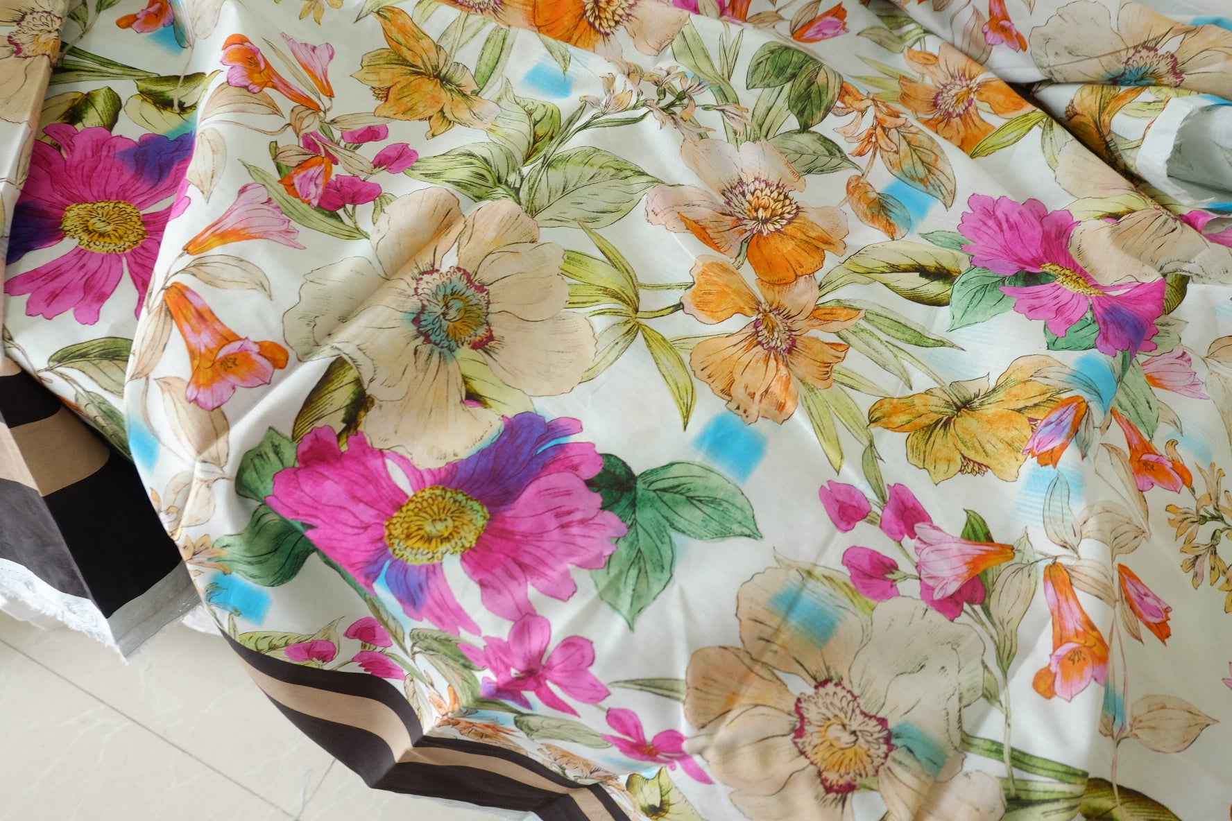 Border Print Lightweight Cotton Lawn Dress Fabric – 5.5 yd