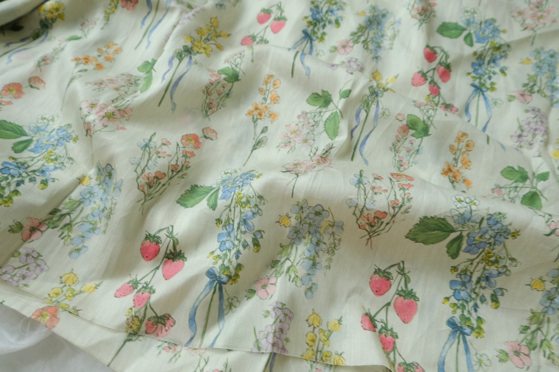 Strawberry Bouquet 80s Cotton Sateen Fabric — 1.64 yd