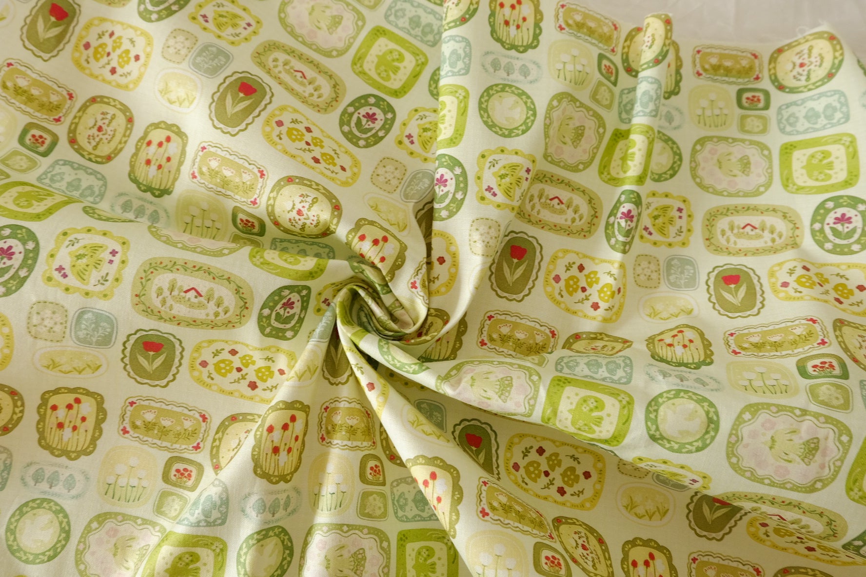 Stretch Linen Cotton Fabric with Green Plate Motifs - 2.2 yd
