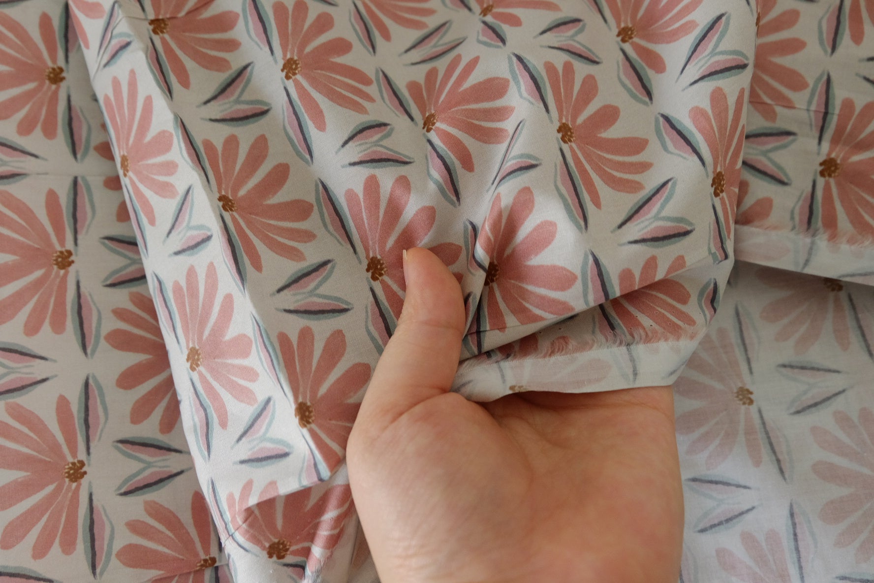 Soft Pink Daisy Cotton Lawn Fabric – Lightweight Floral Cotton Print – 2.5 yd
