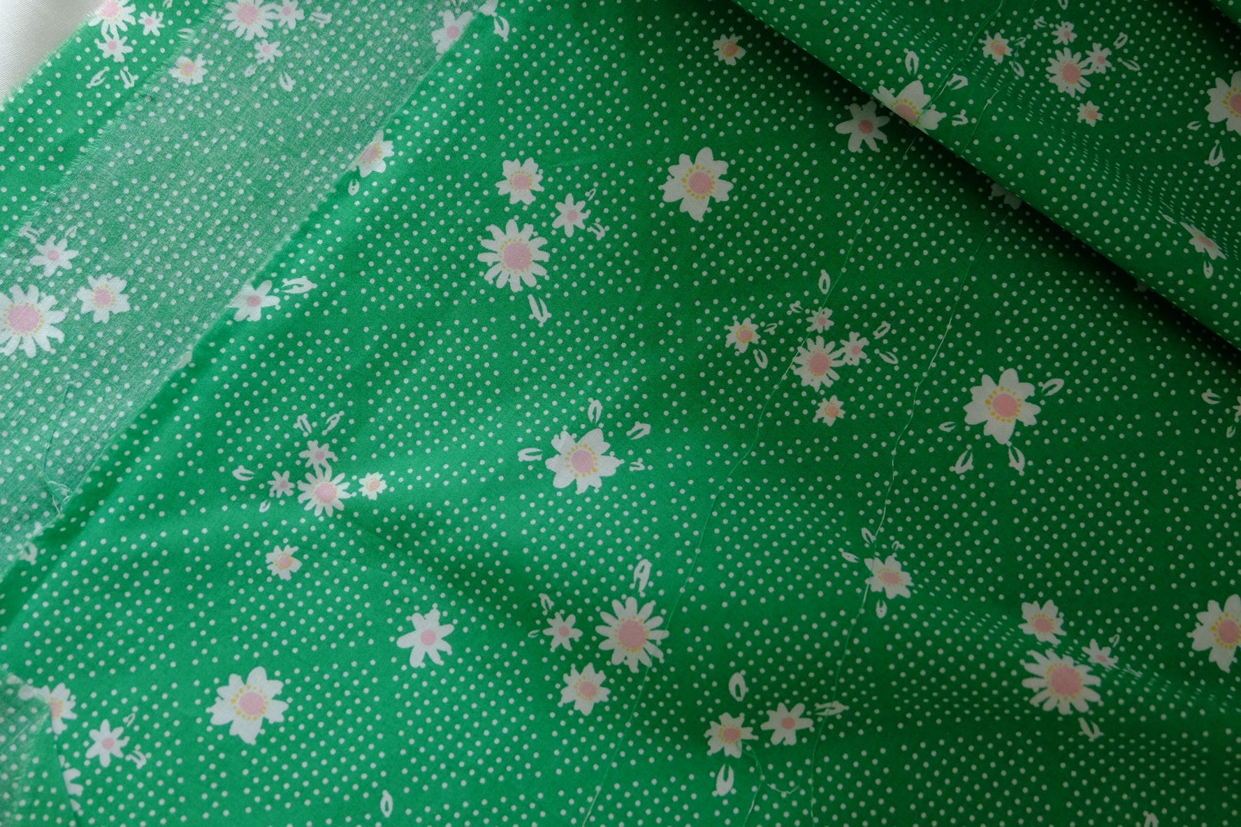 Green Daisy Cotton Lawn – 2.3 yd