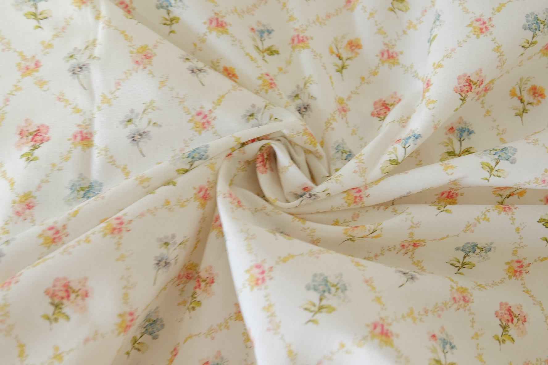 Floral Lattice Cotton Lawn Fabric – Soft Vintage Garden Print (2.7 yd Cut)
