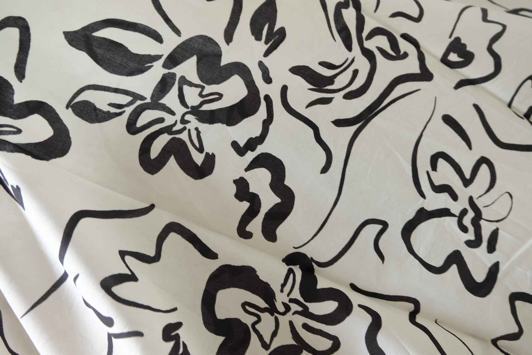 Monochrome Abstract Floral 60s Cotton Poplin Fabric – 2.2 yd