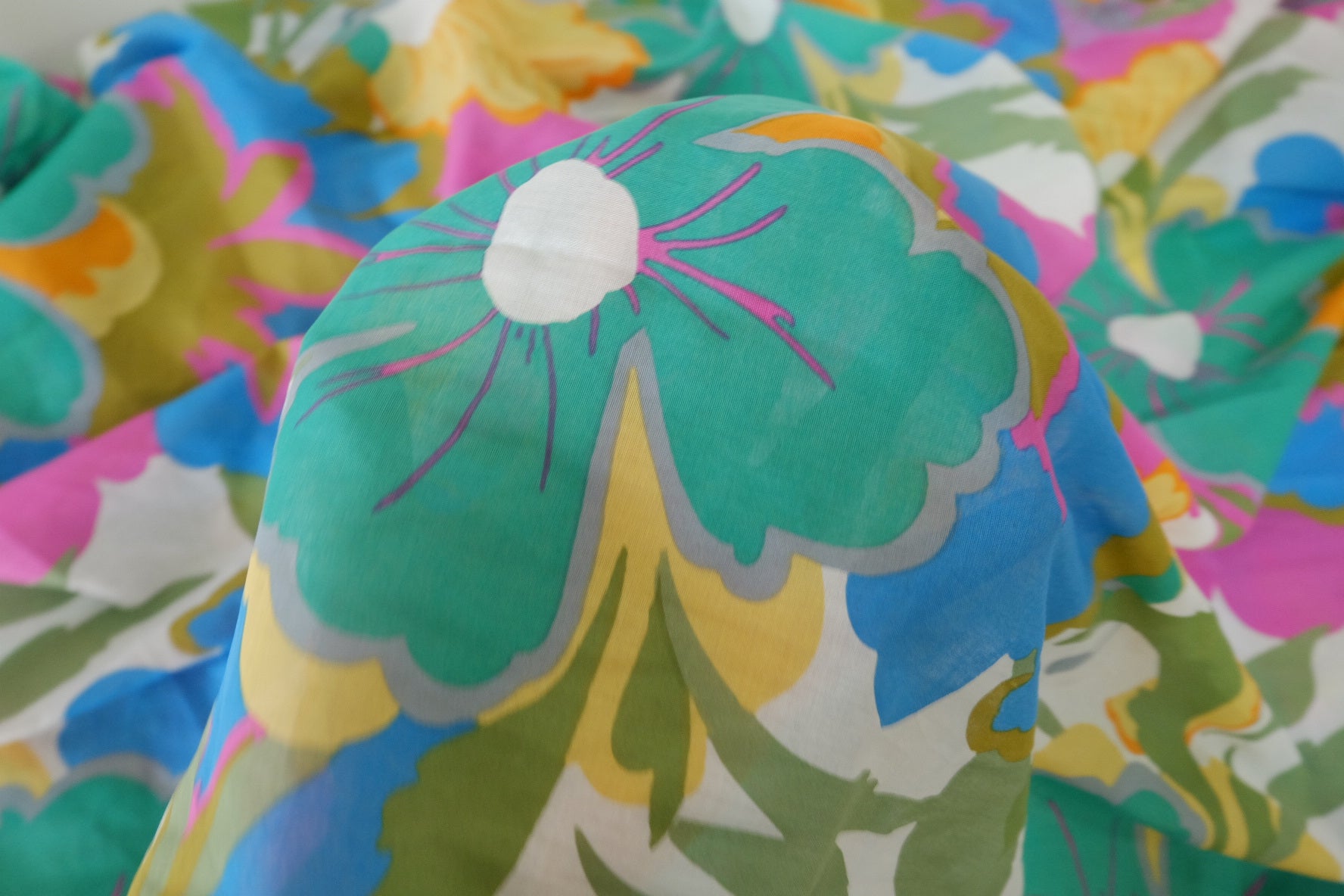 Bold Retro Floral Ultra-Light Cotton Fabric - 3.8 yd