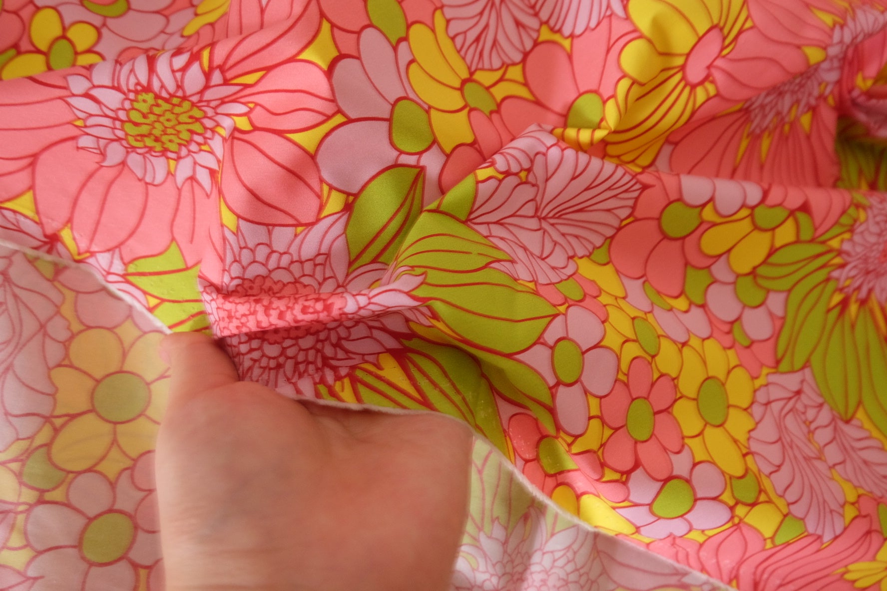 Retro Pink Floral Cotton Lawn Fabric – 2.7 yd