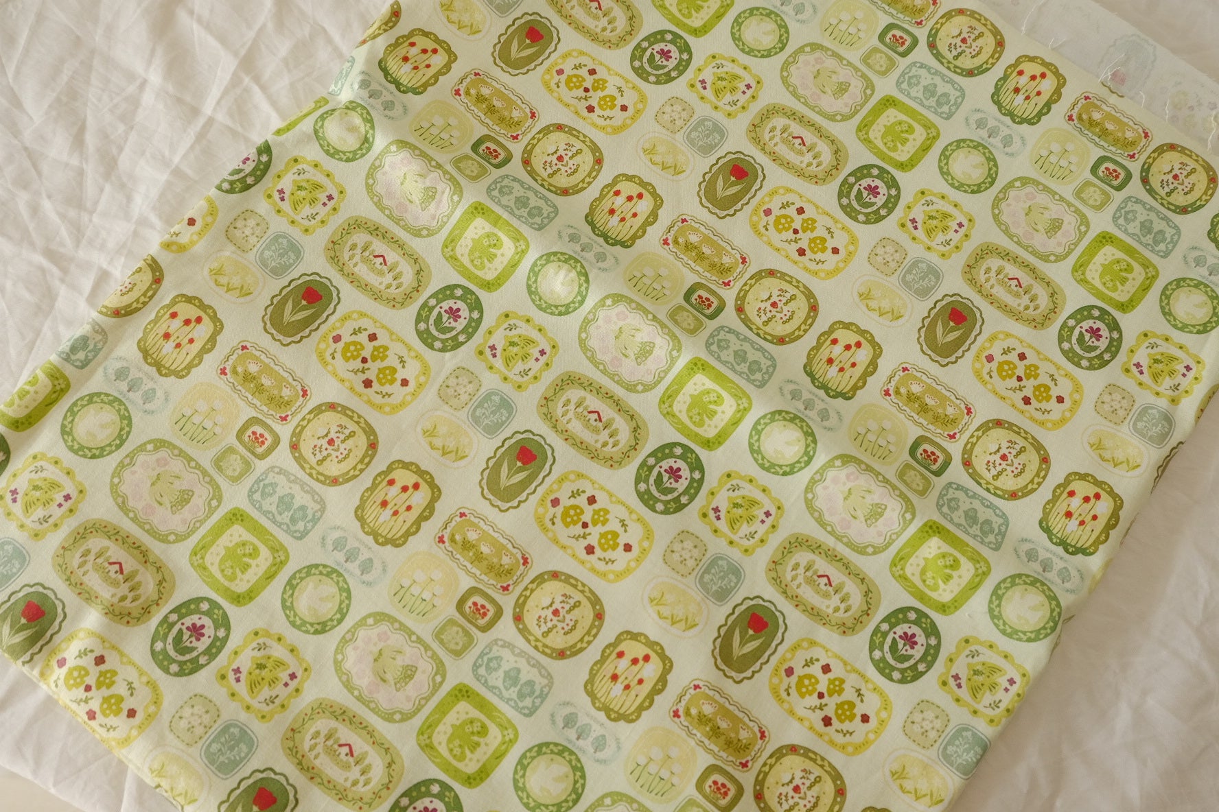 Stretch Linen Cotton Fabric with Green Plate Motifs - 2.2 yd