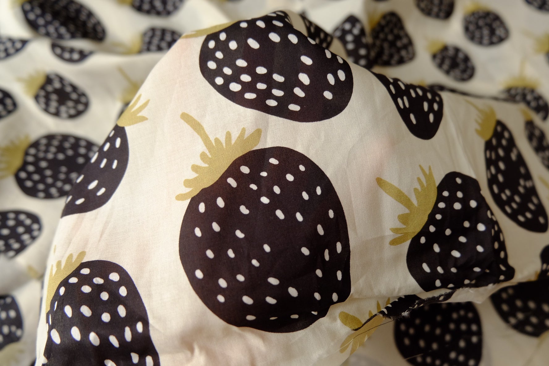 Cream Blackberry 80s Cotton Poplin Fabric 2.2 Yards