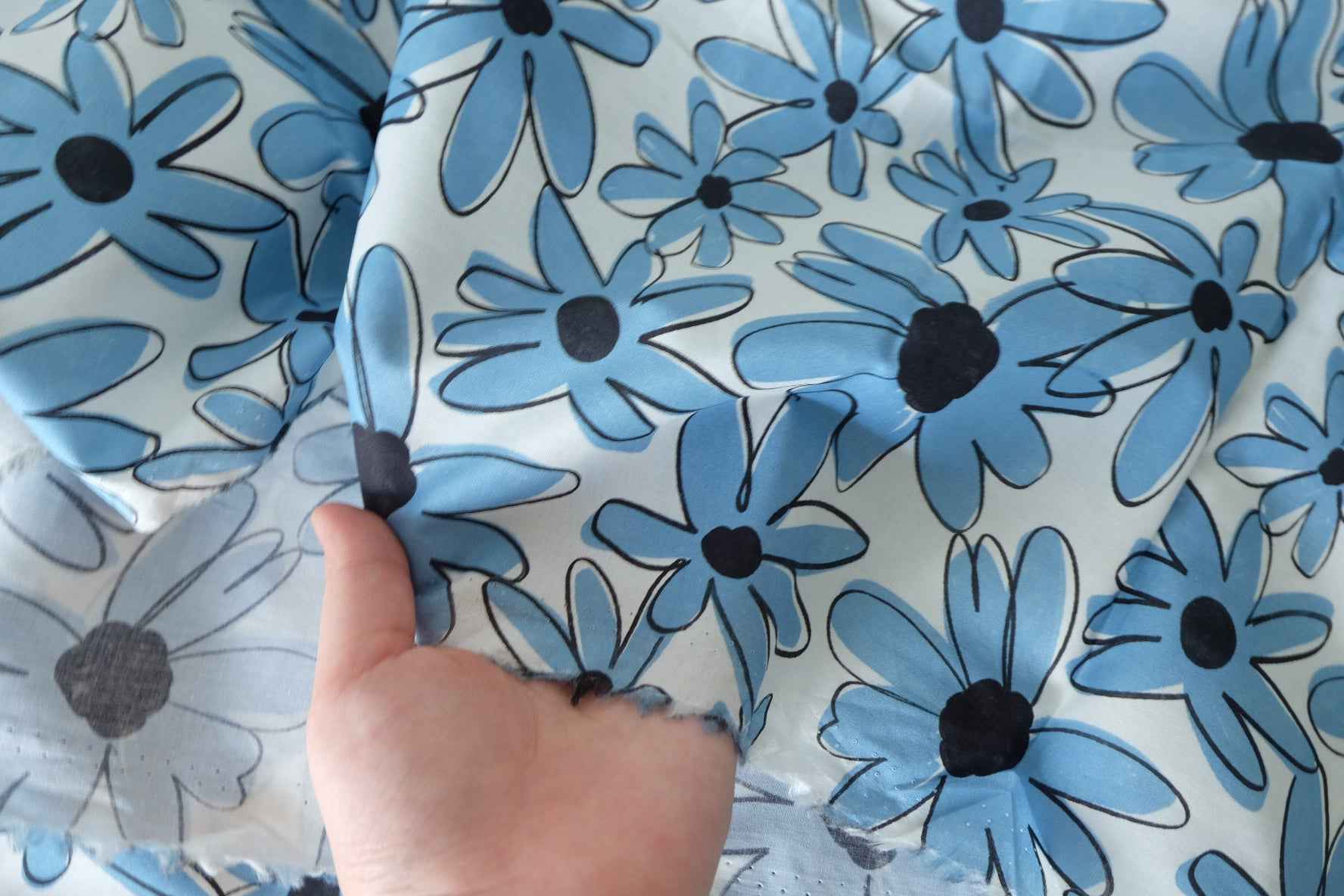 Blue Daisy Cotton Lawn Fabric – 2.0 yd