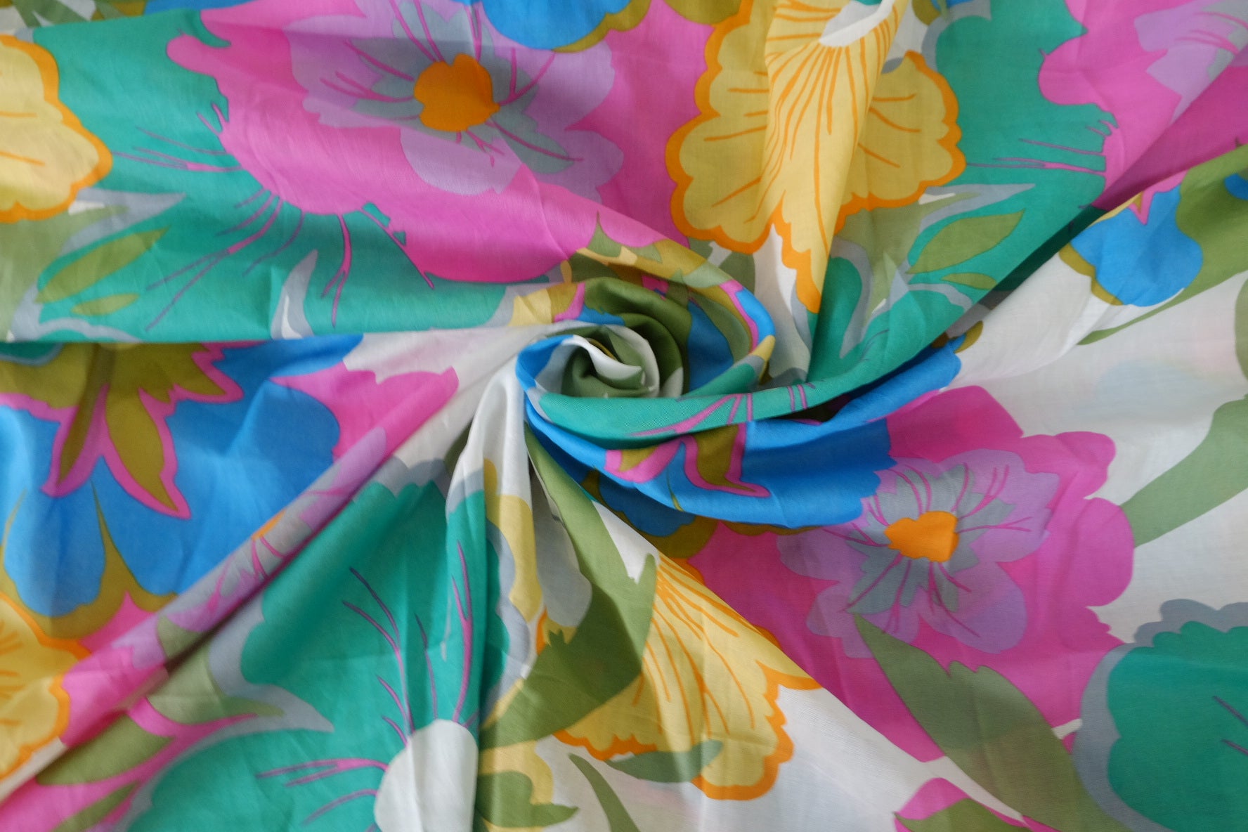 Bold Retro Floral Ultra-Light Cotton Fabric - 3.8 yd