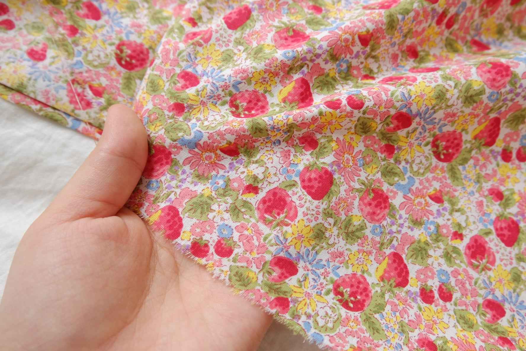 Strawberry Floral 40s Cotton Poplin Fabric - 2.19 yd