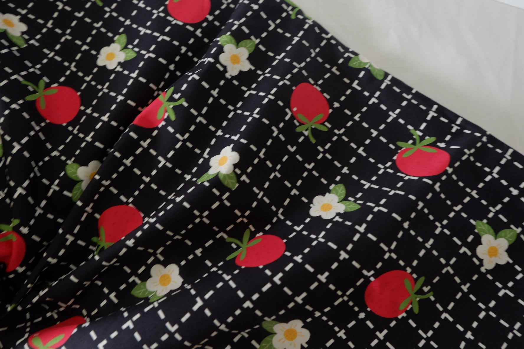 Tomato & Daisy High-Density Cotton Sateen Fabric – 1.6 yd