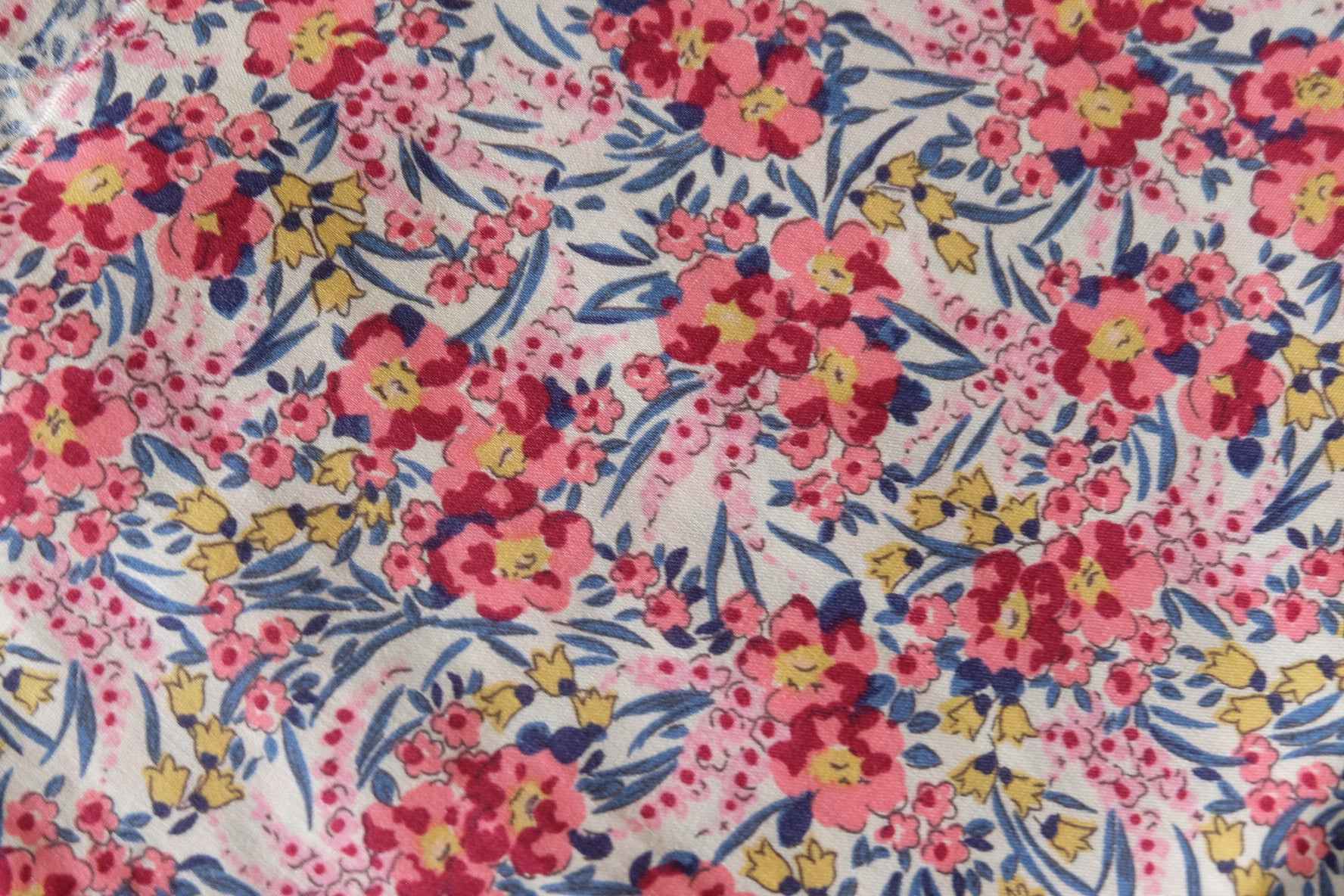 Red Pink Floral Fine Cotton Poplin Fabric – 3.3 Yards
