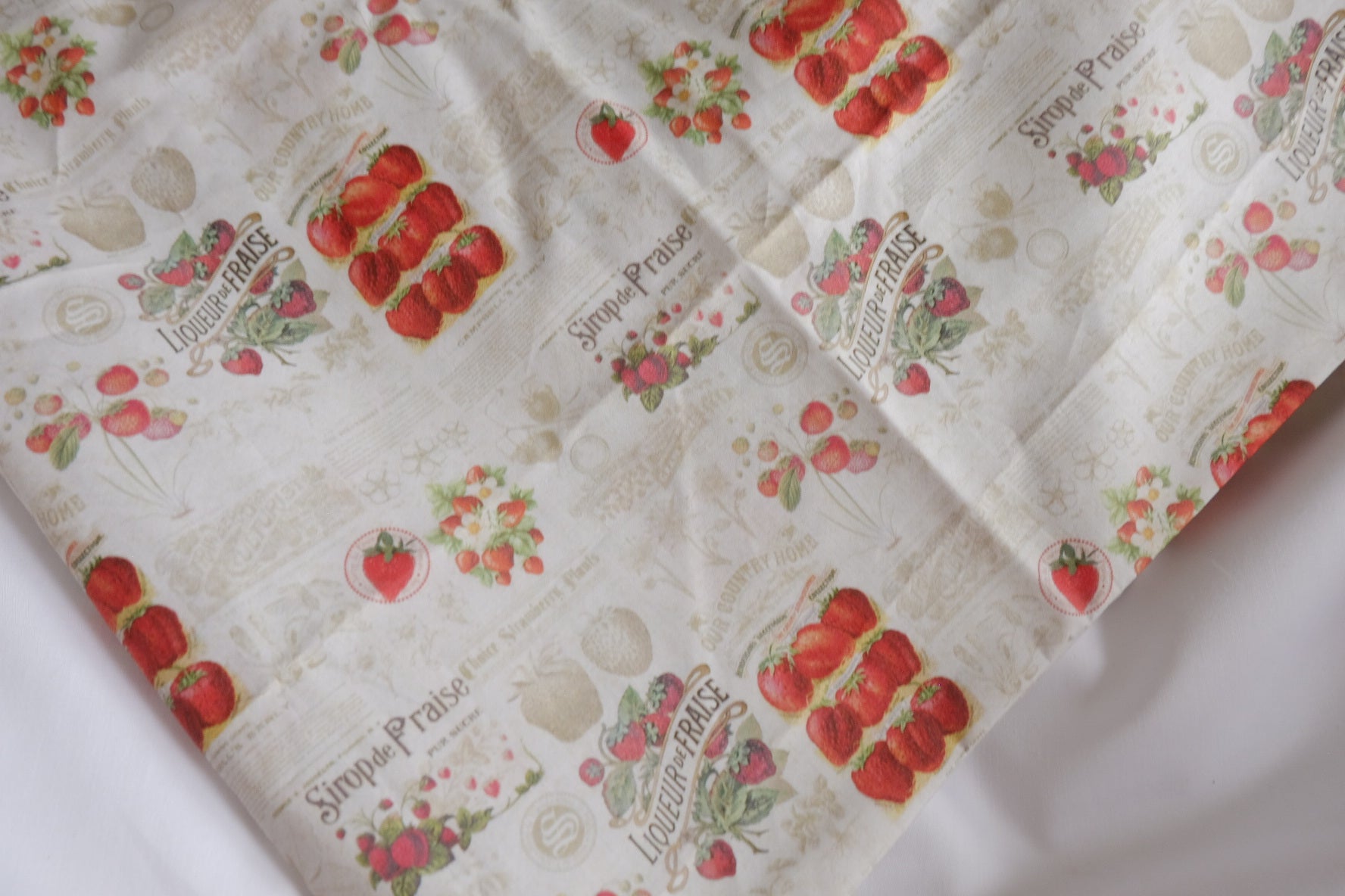 Vintage Strawberry Label 60s Cotton Poplin Fabric - 1.64 yd