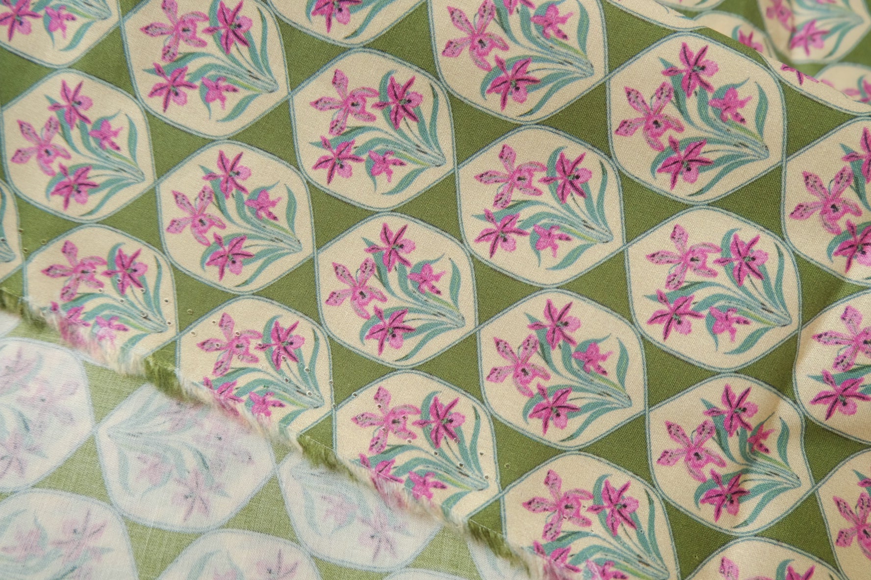 Vintage Floral Tile Cotton Poplin Fabric – Crisp 60s Cotton Shirting (3.28 yards)
