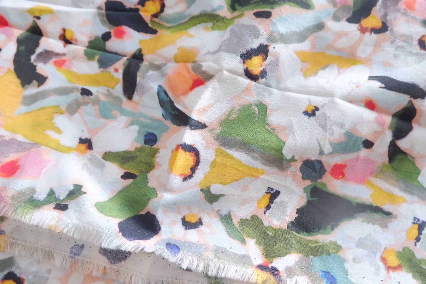 Painterly Daisy Cotton Lawn Fabric - 1.86 yd