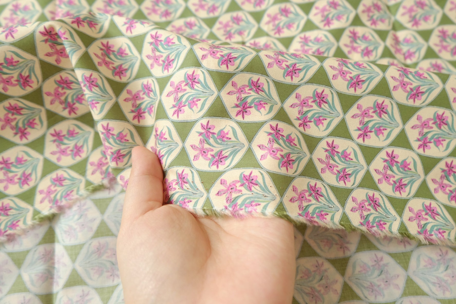 Vintage Floral Tile Cotton Poplin Fabric – Crisp 60s Cotton Shirting (3.28 yards)
