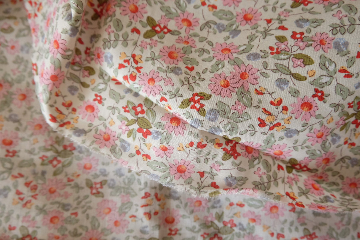 Pink Daisy Meadow – Vintage Floral Cotton Fabric – 3.28 yd
