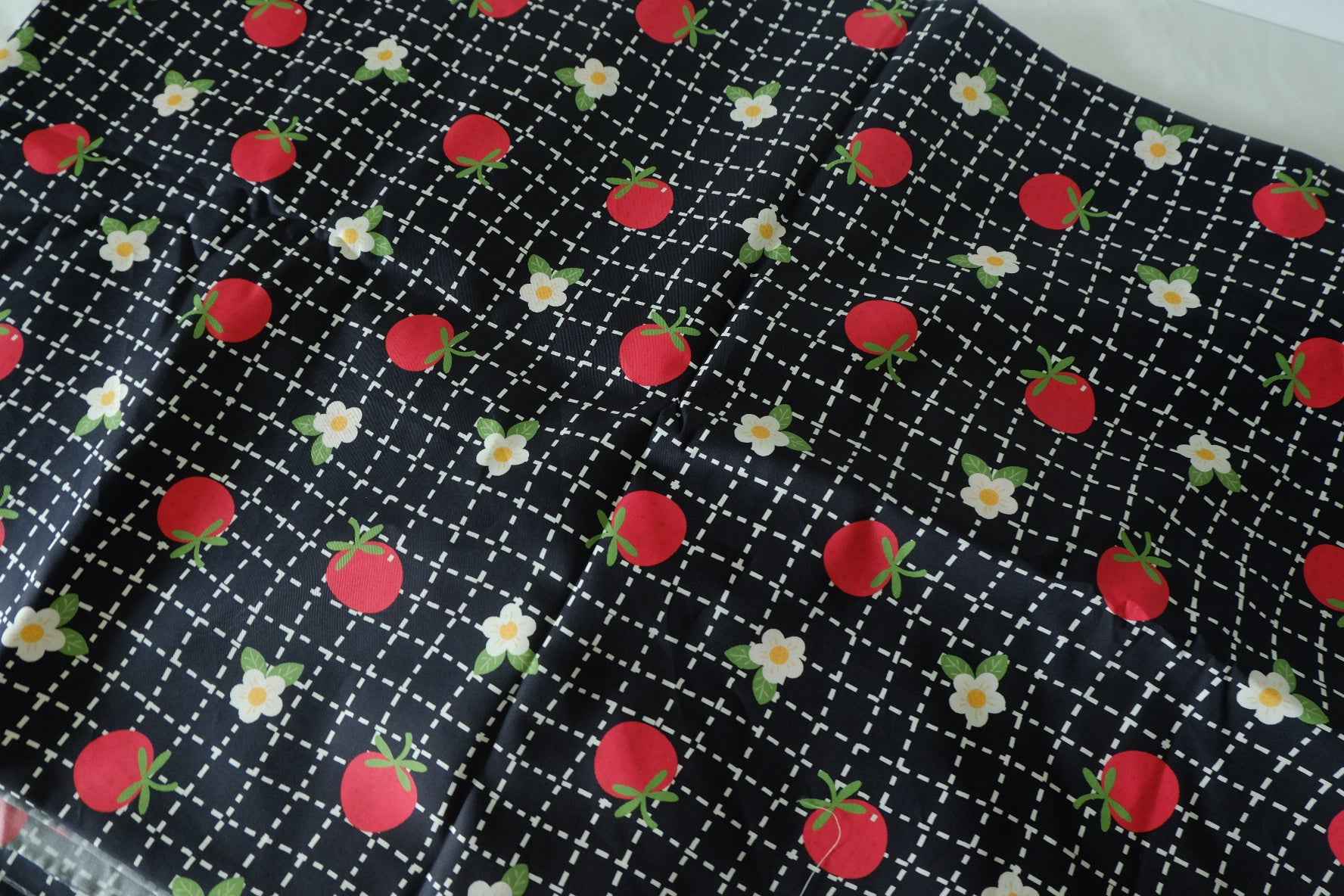 Tomato & Daisy High-Density Cotton Sateen Fabric – 1.6 yd