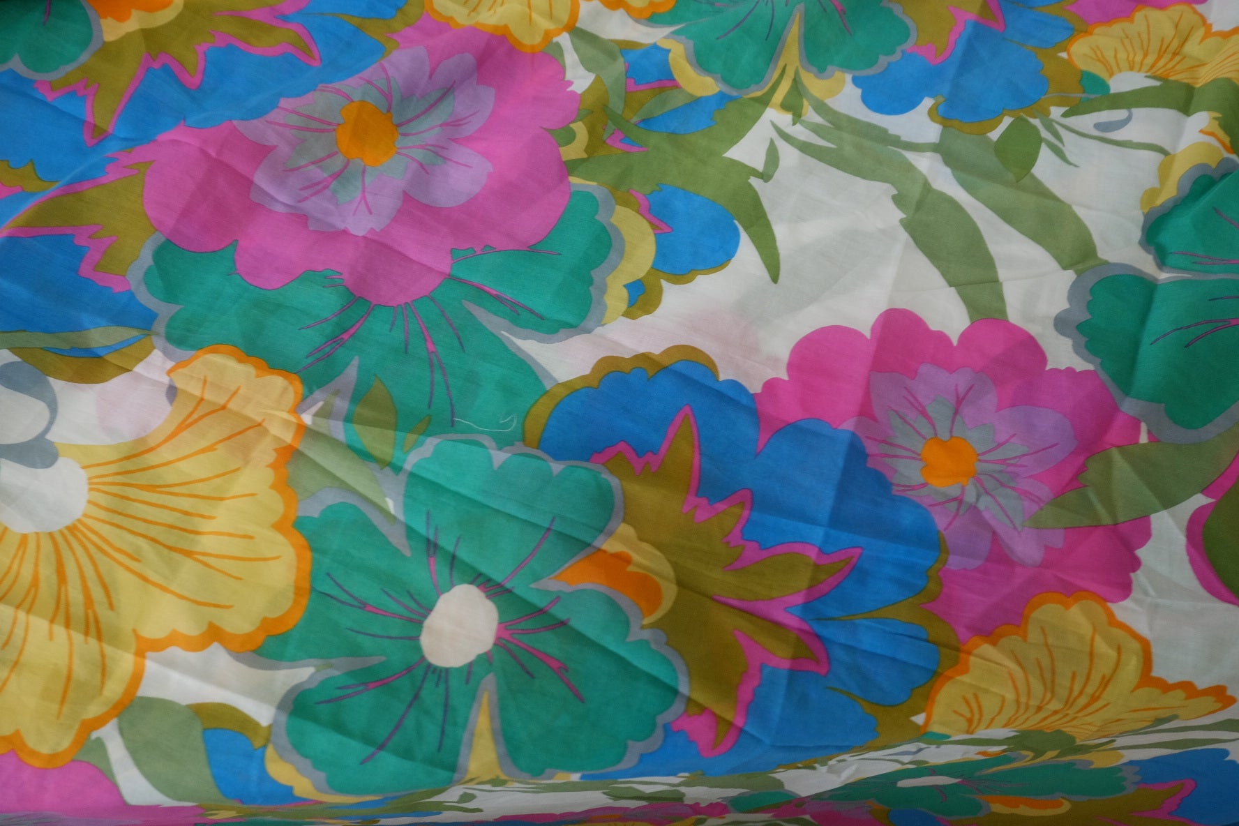 Bold Retro Floral Ultra-Light Cotton Fabric - 3.8 yd