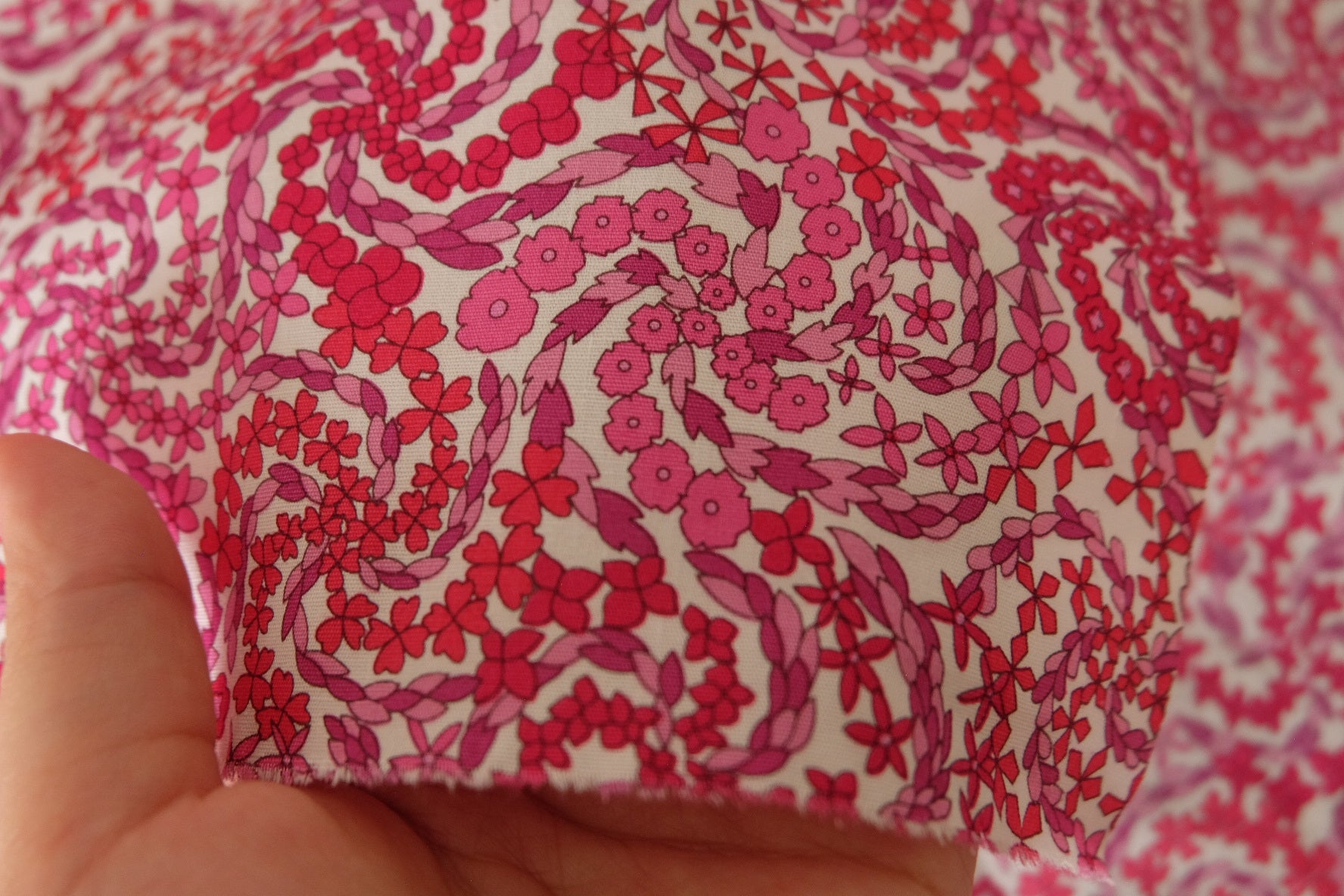 Pink Red Vine Floral Cotton Poplin Fabric – 2.2 Yards