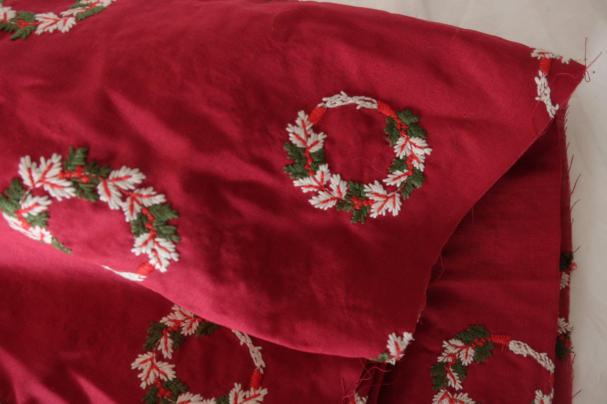 Christmas Wreath Embroidered Cotton Linen – 0.55 yd