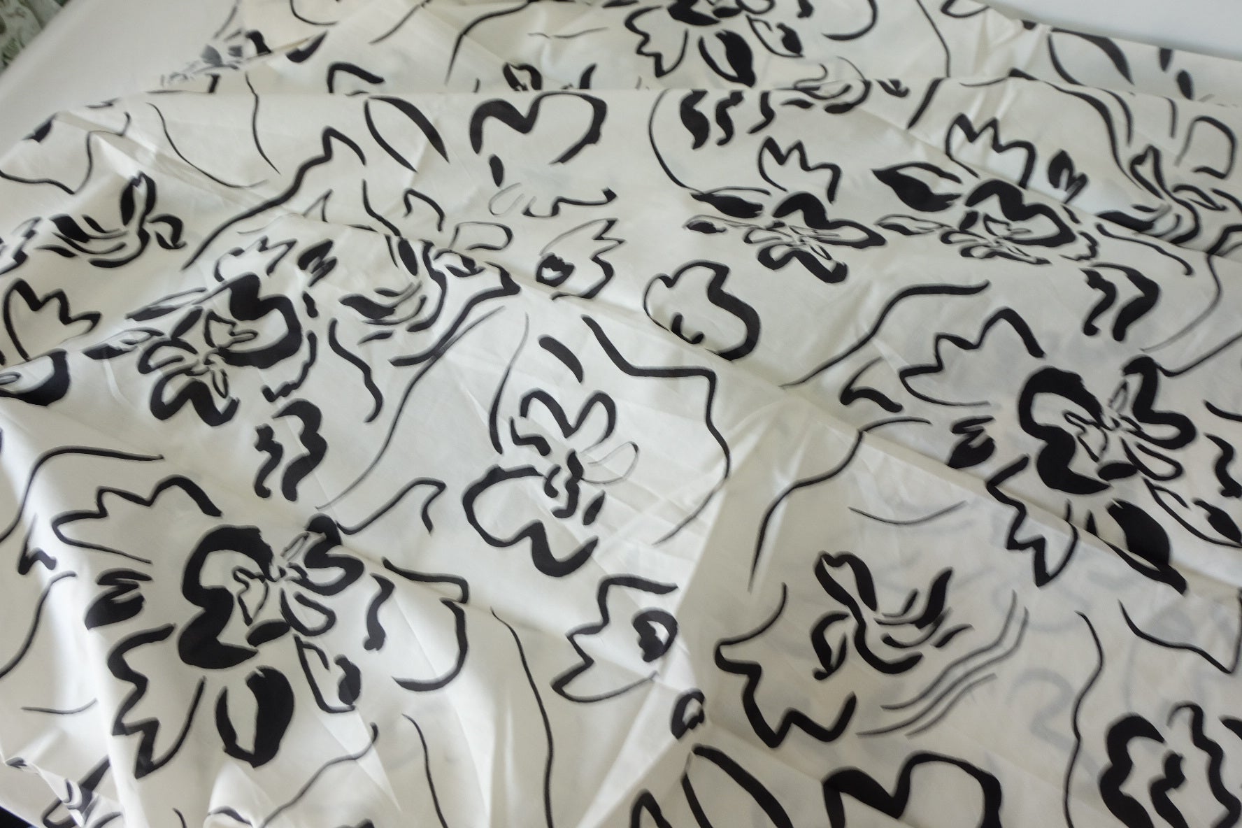 Monochrome Abstract Floral 60s Cotton Poplin Fabric – 2.2 yd