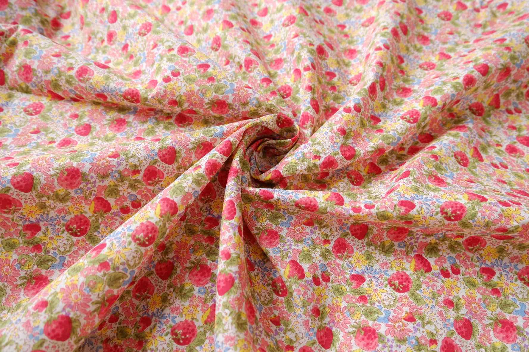 Strawberry Floral 40s Cotton Poplin Fabric - 2.19 yd