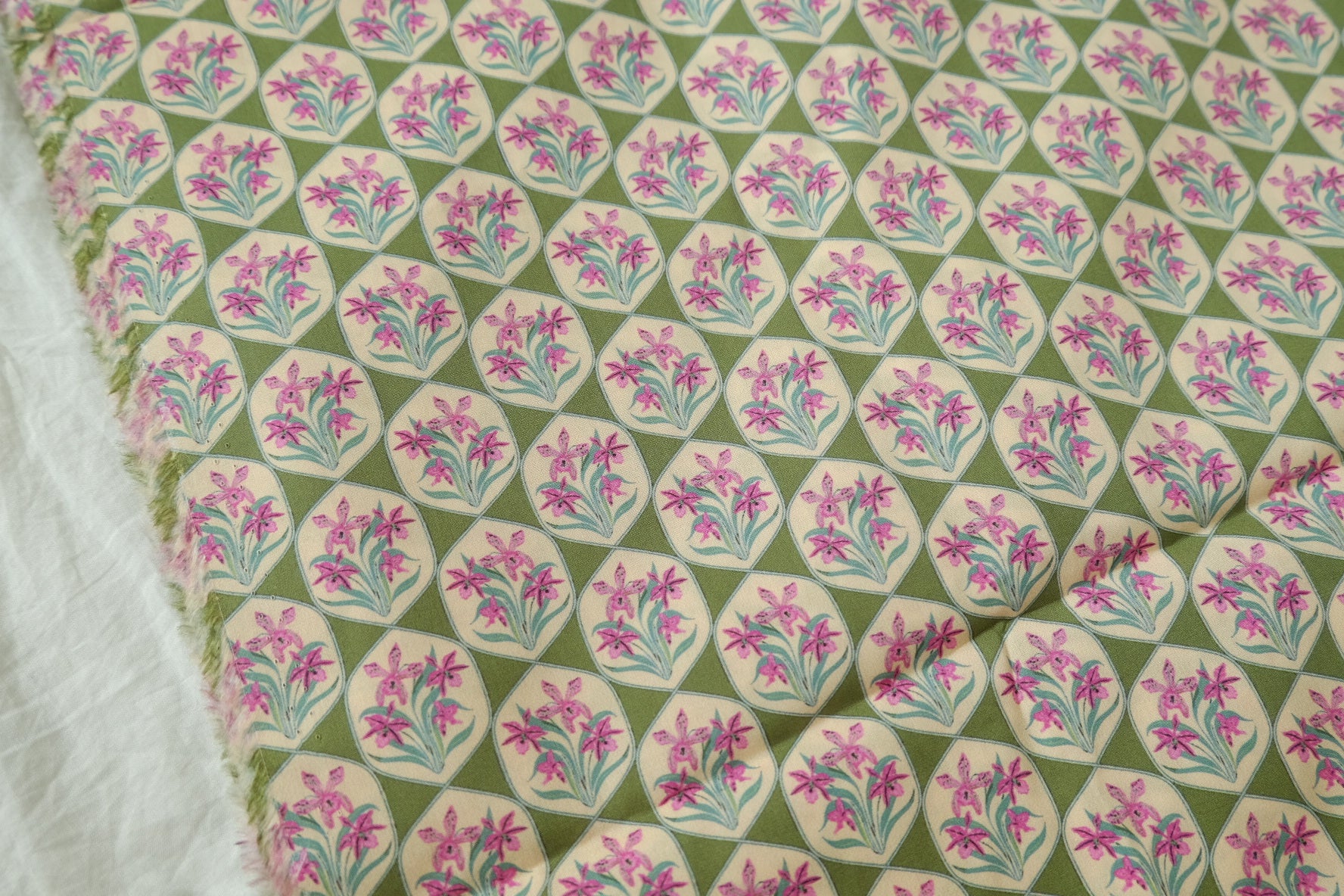 Vintage Floral Tile Cotton Poplin Fabric – Crisp 60s Cotton Shirting (3.28 yards)