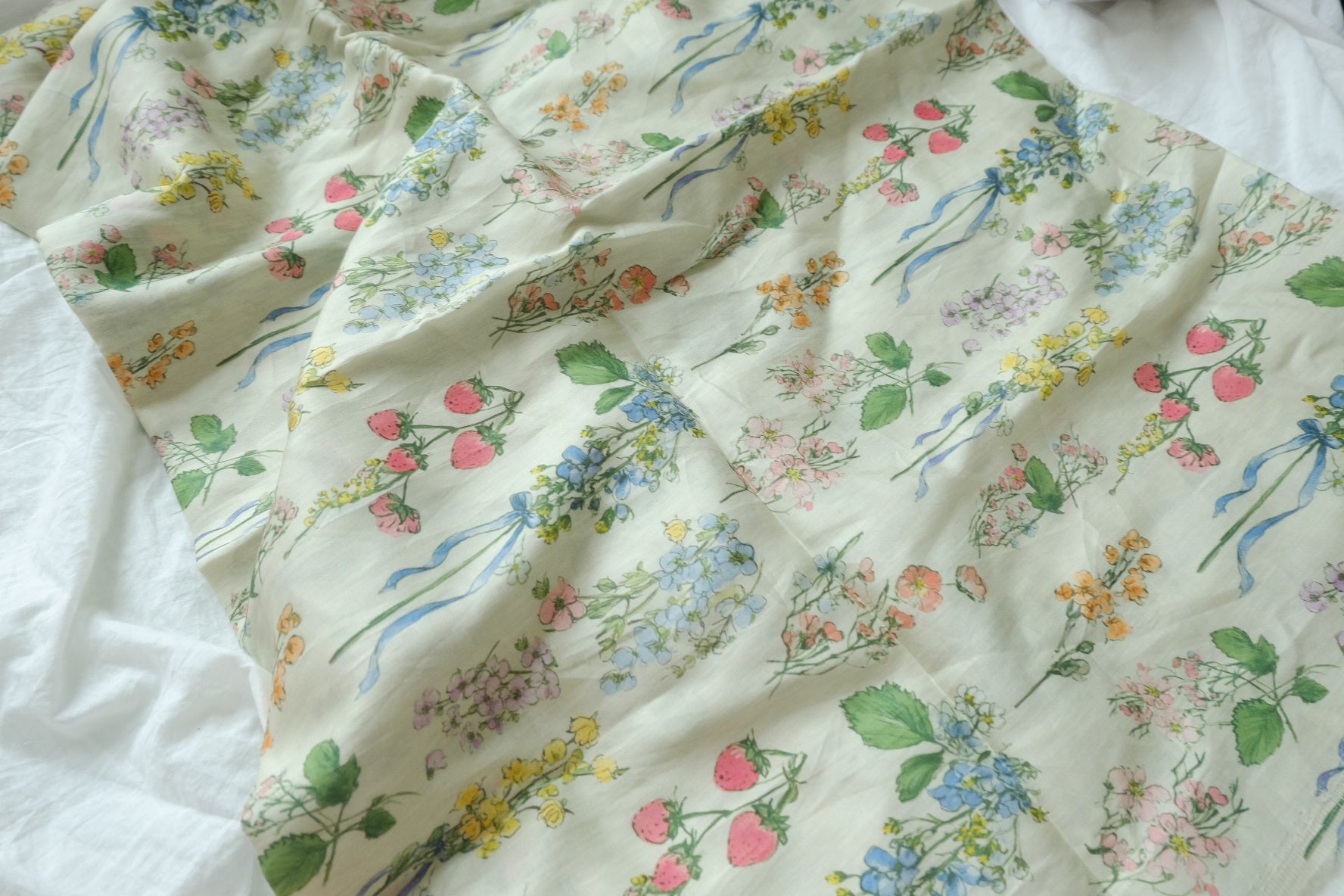 Strawberry Bouquet 80s Cotton Sateen Fabric — 1.64 yd