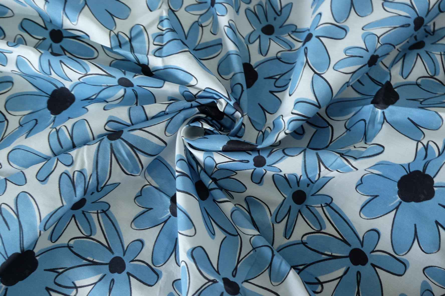 Blue Daisy Cotton Lawn Fabric – 2.0 yd