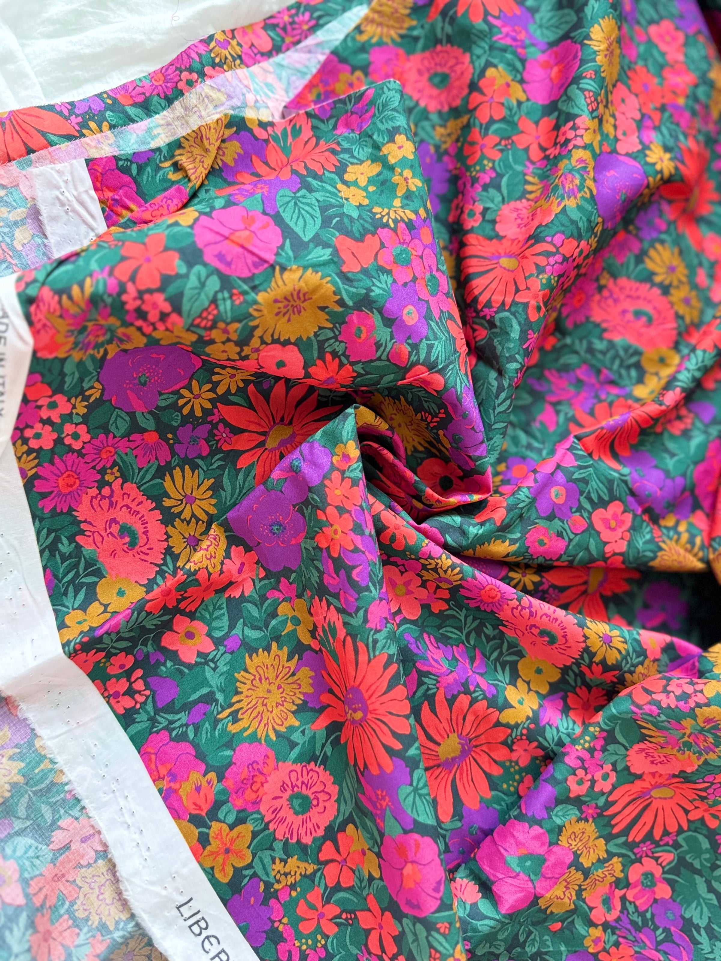 Italian Garden Floral Cotton Lawn Fabric — 2.02 yd